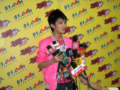 圖為劉力揚作為“51.com名人堂，唱享2008”廣州站的嘉賓，攜新專輯《我就是這樣》于2008年7月25日在廣州江南大戲院接受媒體采訪。