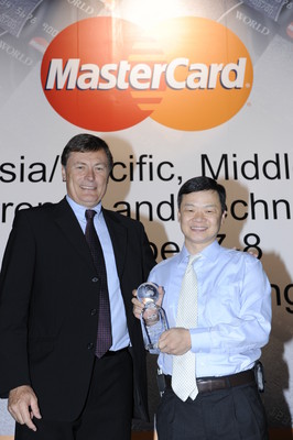 交通銀行信用卡中心市場部總監劉育?。ㄓ遥┙邮苡扇f事達卡亞太/中東和非洲地區總裁 Andre Sekulic （左）頒發的獎項
