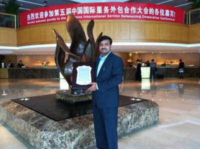 Infosys中國副總裁、Infosys公共事業部負責人Naren Gogula先生代表Infosys中國領取“十大在華全球服務供應商”獎牌