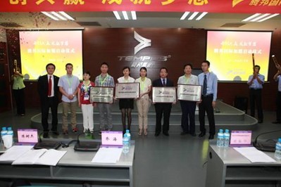 左起一：總經理喬海；右起一：國際機票兼加盟業務總監朱為才與加盟商代表合影