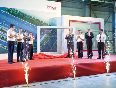 博澤重慶工廠開(kāi)業(yè)典禮（從左到右）：高軍（長(zhǎng)安福特馬自達(dá)副總裁）；賀國(guó)平（長(zhǎng)安集團(tuán)采購(gòu)部副部長(zhǎng)）；唐念秋（博澤中國(guó)區(qū)總裁）；何勇（重慶沙坪壩區(qū)區(qū)委常委、常委副區(qū)長(zhǎng)）；施博格（博澤亞太區(qū)總裁）；付長(zhǎng)生（重慶沙坪壩區(qū)副區(qū)長(zhǎng)）； Wolfgang Beuck (重慶博澤工廠總經(jīng)理）；傅鵬九（沃爾沃成都工廠副總經(jīng)理）。