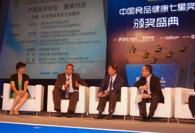 在上海舉辦的第二屆“中國食品健康七星獎”頒獎典禮上，沃爾瑪中國首席合規官駱啟德（左二）與獲獎企業嘉賓就食品安全話題進行了交流