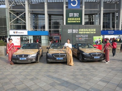 華僑銀行寶馬專車等候在入口處，隨時搭載尊貴顧客前往華僑銀行參觀體驗高端金融服務