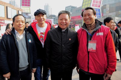 （從左至右）上海市血液中心主任朱永明、觸動傳媒創(chuàng)始人兼執(zhí)行主席馮暉中、上海市副市長沈曉明、“獻(xiàn)血達(dá)人”陳澤人