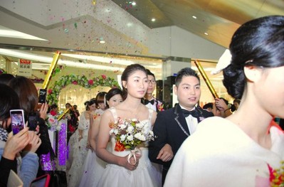 9對新人在在場親朋好友的見證祝福下邁入集體婚禮現場