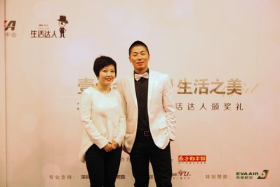 跨界文化人曉昱為健身達人李朝陽頒獎，她高度評價生活達人評選活動，認為它是一個重新認識城市的過程。