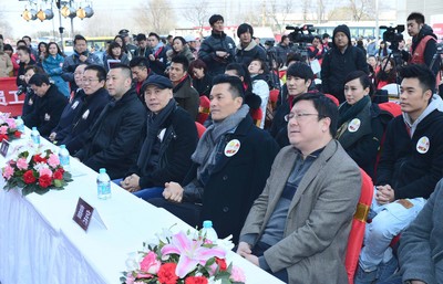 出席活動領(lǐng)導(dǎo)和嘉賓：（從遠(yuǎn)至近）北京市海淀區(qū)獻(xiàn)血辦公室主任趙宇、春晚童星鄧鳴賀的爺爺鄧慶華、北京市血液中心黨委書記張建利、北京市衛(wèi)生局副巡視員趙濤、風(fēng)行網(wǎng)副總裁佘清舟、觸動傳媒創(chuàng)始人馮暉中、觸動傳媒榮譽(yù)主席呂良偉、中國國際公關(guān)協(xié)會常務(wù)副會長兼秘書長趙大力