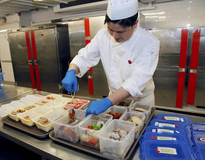 未經食用的食物由會展管理公司的廚師將捐贈的食物以急凍方法處理，再把食物交由“惜食堂”回收到中央廚房