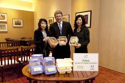 亞洲博聞與會展管理公司支持“惜食堂”(Food Angel) 的行動“對抗饑餓 . 捐出食物”，攜手參與“惜食堂”的食物回收計劃 (左起：“惜食堂”行政總監陳妙瑜，中：亞洲博聞執行副總裁麥高德，右：會展管理公司董事總經理梅李玉霞)