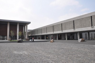 圣嚴法師與建筑師姚仁喜創造的水月道場顛覆了傳統佛教圣地的儀式與視覺感受