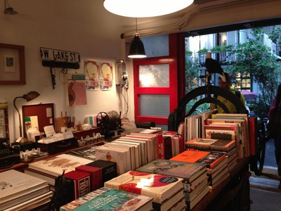 與其說好樣本事是家書店，不如說是一間生活店，熱愛旅行的女老板從全世界淘來生活物件與客人們分享