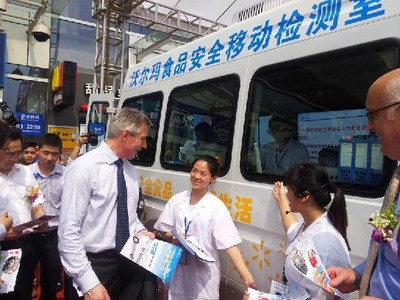 沃爾瑪中國總裁兼首席執行官高福瀾（Greg Foran）今日在廣州帶領與會嘉賓參觀沃爾瑪食品安全移動檢測車