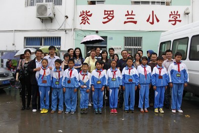 走進紫羅蘭希望小學，孩子們用充滿喜悅的笑容迎接大家
