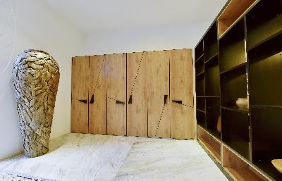 MX M90建構(gòu)系列
建構(gòu)主義如包豪斯主張藝術(shù)與技術(shù)結(jié)合，風(fēng)格派主張抽象和簡(jiǎn)化，因而，平面、直線、矩形成為此家具設(shè)計(jì)的支柱，黑色增加了家具的視覺立體感，有力的線條劃過平面，有如琴鍵，彈奏美麗的樂章…… 