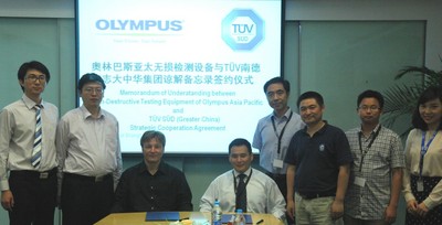 TUV SUD大中華區、中區 業務拓展與市場總監陳辰先生（左4）與奧林巴斯有限公司亞太無損檢測設備業務部（無損檢測設備業務拓展經理）Olivier Dupuis 先生（左3）簽約
