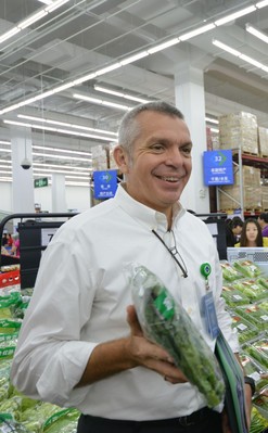 山姆會(huì)員商店首席運(yùn)營(yíng)官文安德展示山姆生鮮產(chǎn)品，介紹山姆采購(gòu)的秘訣。