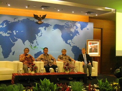 左起﹕AMKRI主席Soenoto先生﹔印尼貿易局國家出口貿易發展部部長Gusmardi Bustami先生﹔印尼工業局農業部部長Benny Wahyudi先生及亞洲博聞高級副總裁栗棲尹武先生