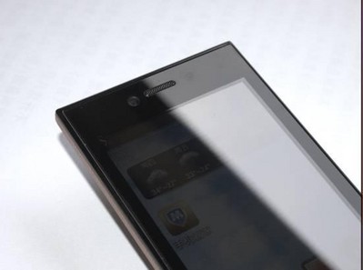 翻蓋內(nèi)部的120萬像素攝像頭，成像效果出色，自拍時更加方便。