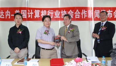 美國計算機行業協會副總裁Dennis先生為達內CEO韓少云先生頒發合作伙伴授權牌