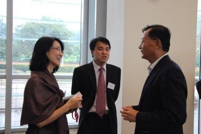 （從左至右）華僑銀行（中國）首席執行官康惠珍、華僑銀行個人銀行部總經理李徽徽、青島啤酒集團董事長孫明波