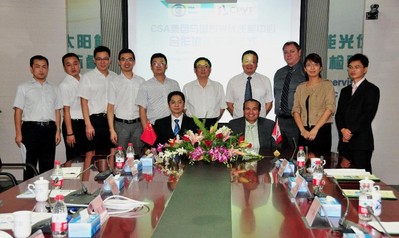 CSA 集團(tuán)與國家太陽能光伏產(chǎn)品質(zhì)量監(jiān)督檢驗中心簽署光伏領(lǐng)域合作協(xié)議。前排左至右：國家光伏質(zhì)檢中心主任吳建國先生（圖左）CSA 集團(tuán)總裁兼首席執(zhí)行官 Ash Sahi 先生 （圖右）；后排：CSA 集團(tuán)與國家太陽能光伏產(chǎn)品質(zhì)量監(jiān)督檢驗中心工作人員