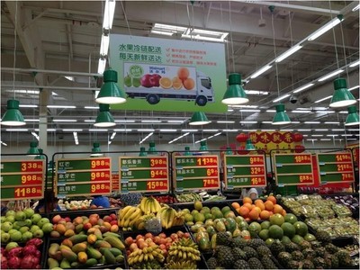 各種優(yōu)質(zhì)水果通過沃爾瑪生鮮配送中心每天新鮮送達(dá)門店。