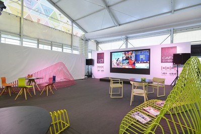 “山”作為屏風的同時也是咖啡店的公共座椅，融合設計性和實用性