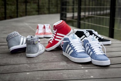 adidas Neo label 秋冬品牌大片中經(jīng)典絨面革為設(shè)計主軸的藍,紅BB NEO高幫鞋，呈現(xiàn)亮眼的運動休閑風(fēng)格