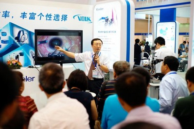 北京同仁醫院盧海教授在現場介紹MERLIN&reg;接觸眼科手術觀察系統