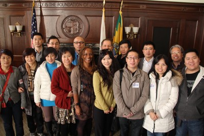 本年二月，Tradegood組織中國供應(yīng)商赴美考察，深入調(diào)研美國市場。圖為考察團在洛杉磯市長辦公室合影。11月，Tradegood海外考察團再度出擊，考察英國市場，獲取品牌策略最新資訊。