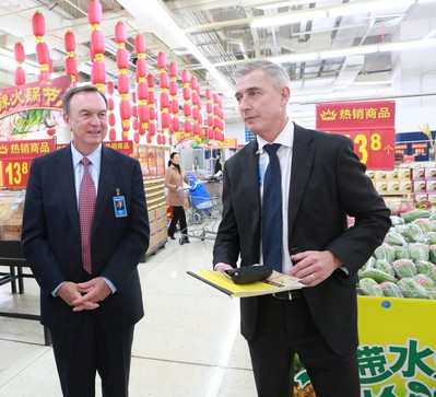 沃爾瑪全球CEO麥道克和中國CEO高福瀾考察大賣場，深入了解市場