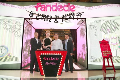 瑞麗當家名模 AYUKI與京基百納商業有限公司深圳KKMAL店總經理張志斐，安莉芳深圳事業部總監戴峻松，安莉芳深圳辦事處經理周帥、共同為芬狄詩POP UP STORE藝術概念店開幕