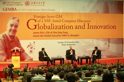 從左至右：上海交通大學(xué)-美國南加州大學(xué)全球EMBA項(xiàng)目學(xué)術(shù)主任陳百助教授，水井坊董事、總經(jīng)理Jim Rice（大米），上海交通大學(xué)安泰經(jīng)濟(jì)與管理學(xué)院副院長呂巍教授。