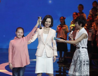 伽藍(lán)集團(tuán)對外事務(wù)高級總監(jiān)趙曼麗（中）代表自然堂品牌為最美孝心少年高雨欣頒獎(jiǎng)