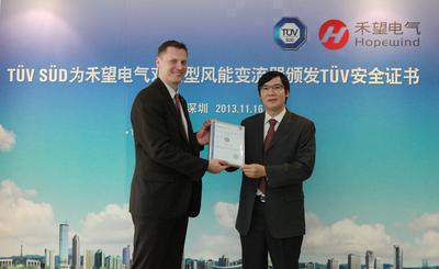 Wolfgang Hubl先生為周黨生先生頒發了證書