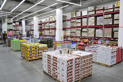 山姆深圳福田店大量使用大卡板陳列商品。