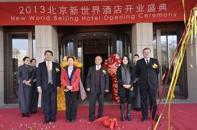 (由左至右)　 新世界中國地產北京總經理陳子榮先生、新世界崇文公司法人代表陳艷女士、新世界發展主席鄭家純博士、瑰麗酒店集團首席行政總裁鄭志雯小姐及酒店總經理魏得可先生于北京新世界酒店開業典禮。