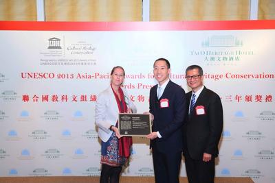 UNESCO亞太區代表Ms Julia Davies頒發文物古蹟保護獎優異項目獎予大澳文物酒店，香港特區政府發展局局長陳茂波先生及香港歷史文物保育建設有限公司董事黃永光先生接受獎項並一同合照。 