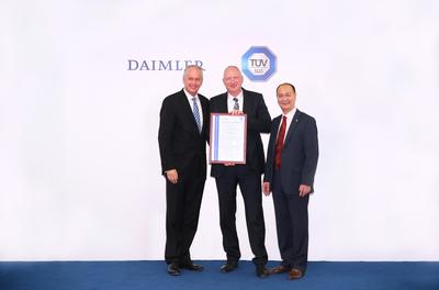 在負責戴姆勒大中華區業務的董事會成員唐仕凱先生(左)的見證下，TUV 南德意志大中華集團高級副總裁朱文才先生(右)為戴姆勒卡客車（中國）有限公司總裁兼首席執行官羅伯特先生(中)頒發證書