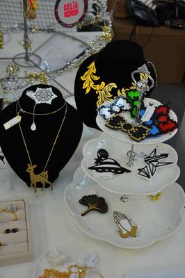 亞克力女王的新奇配飾帶著濃濃節日氣氛