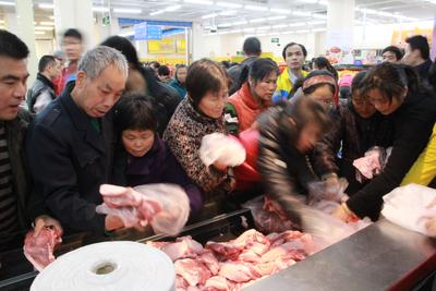 沃爾瑪深圳巒山谷新店開(kāi)業(yè)，附近小區(qū)的市民紛紛前來(lái)選購(gòu)品質(zhì)好、價(jià)格實(shí)惠的鮮食