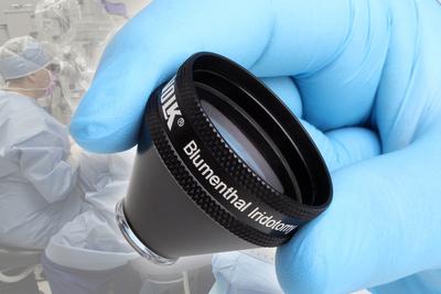 沃愛康（Volk）與著名醫(yī)生合作，為虹膜切開術(shù)設(shè)計(jì)<br />新一代的Blumenthal虹膜切開鏡