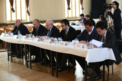 此次面試考官（從左至右）：紐約愛樂樂團(tuán)圓號(hào)首席菲利普.梅耶斯、長(zhǎng)號(hào)首席約瑟夫.阿萊西、樂隊(duì)首席格蘭.迪克特羅、雙簧管首席王亮，以及上音弦樂系主任李繼武、上交首席李沛 。